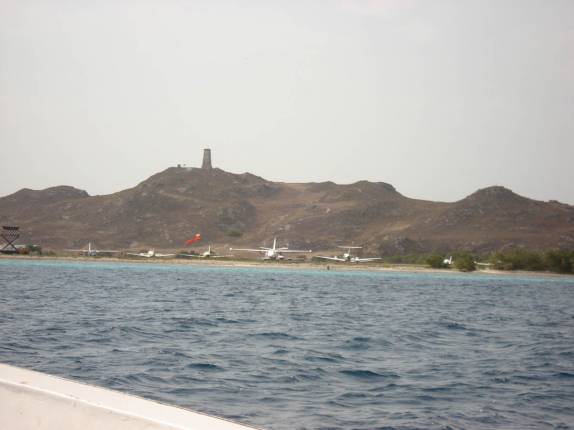 O aeroporto e o farol de Gran Roque, a principal ilha de Los Roques, no litoral venezuelano